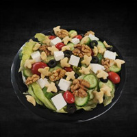 کاهو پیچ، خیار اسلایس شده، گوجه گیلاسی، زیتون سیاه اسلایس شده، پنیر فتا، گردو، نان مخصوص، سس سالاد یونانی سالاد یونانی